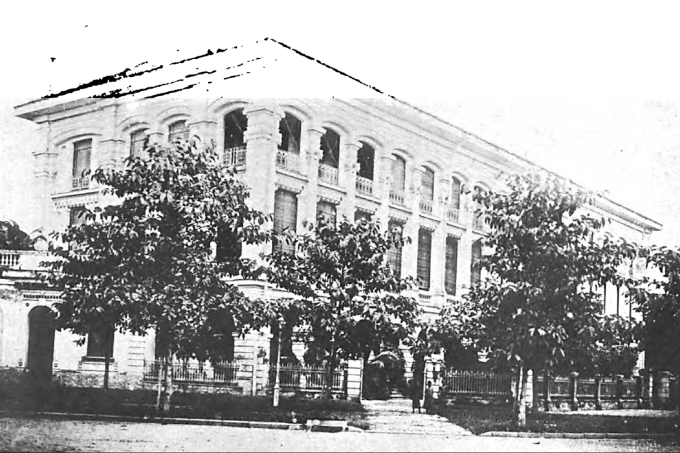 The Tax Administration Building at the end of the 19th century is one of the prominent works of the urban center. This work now becomes the headquarters of Ho Chi Minh City Customs Department, located on Ham Nghi Street (District 1).