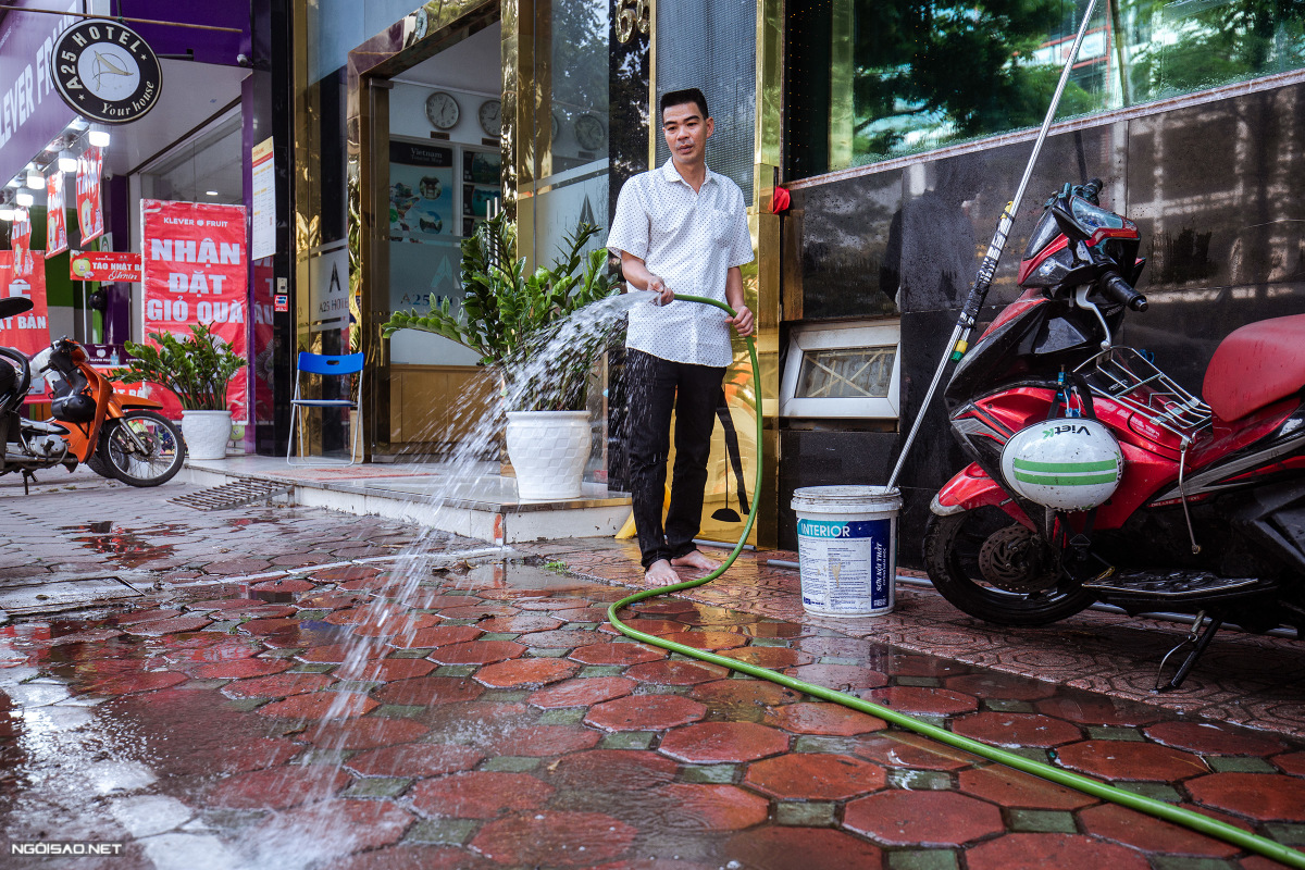 Tran Quoc Trung, manager of the karaoke parlor, said he and staff were happy and excited when hearing the city lifted the restrictions. However, he is concerned about not having enough staff and not many customers on the first days of reopening.