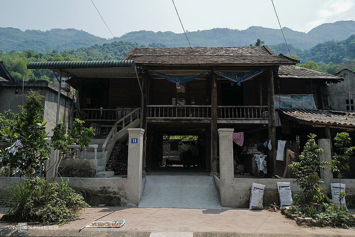 For Thai people, owning a traditional house on stilts with a stone roof is a pride. Each house usually uses more than 4,000 black, brown and five-colored stones.The stone is quarried naturally from the lake bed of the Da River, when newly dug in the seam, the rock becomes soft, easy to split into thin pieces, edit and cut depending on the shape. After a period of exposure to the sun and rain, the stone hardens.