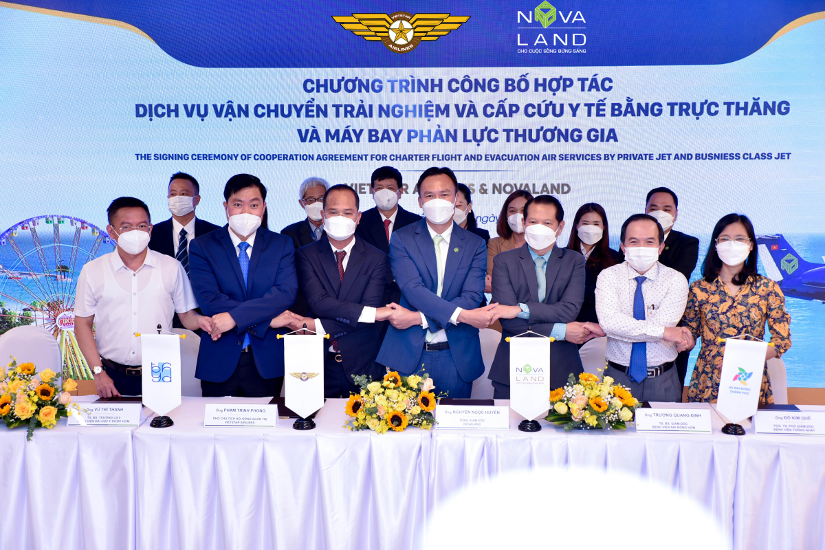 Representatives from Novaland, Vietstar Airlines, and prominent hospitals sign a partnership agreement. Photo by Novaland