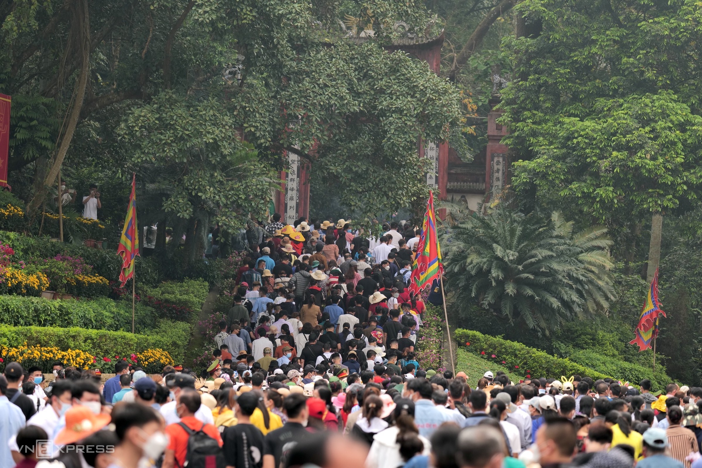 Hundreds of thousands of pilgrims flocked to the temple. With Covid-19 deemed under control across the country, pilgrims from various localities, including Hanoi, Ho Chi Minh City and Da Nang, thronged to pay their tributes to the nation’s founders and seek their blessings.