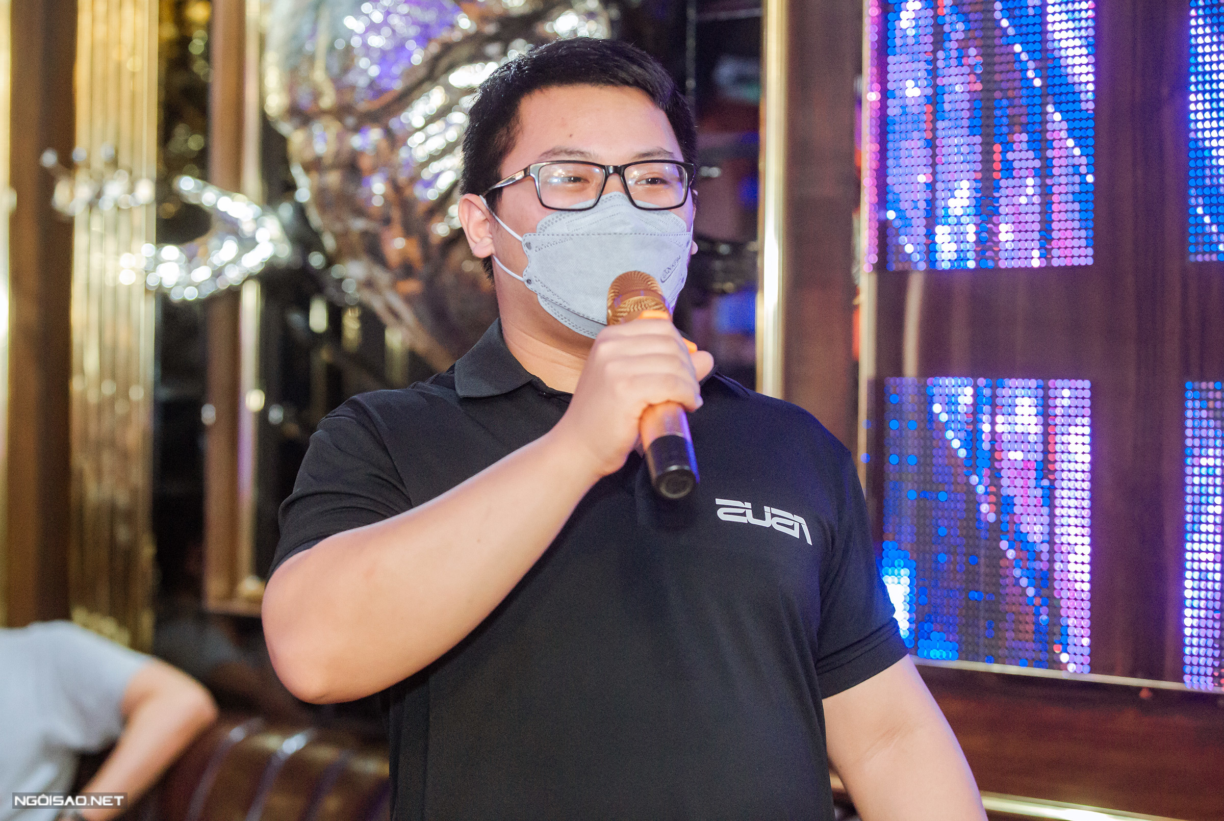 Nguyen Ngoc Hien, an IT developer, said he invited five colleagues to a karaoke parlor on Tran Thai Tong Street after work.Im glad that, after such a long time, the brothers in the company can come together to sing like that. The entire group has a passion for music, so when they heard that the karaoke service was open, they immediately invited each other to sing, he explained.