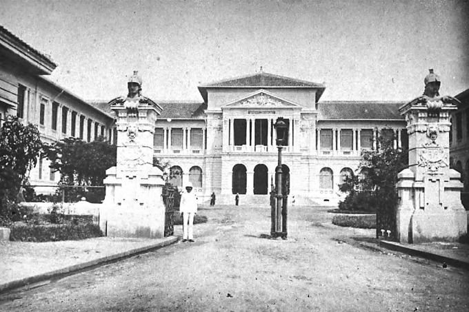 The Saigon Great Hall was built in 1881 and completed in 1885, designed by Foulhoux and Bourard. In 1898, the building was changed to the Saigon Criminal Court cum Indochina High Court. This place is currently the Peoples Court of Ho Chi Minh City, located on Nam Ky Khoi Nghia Street (District 1), still retaining the ancient features of a 140-year-old building.