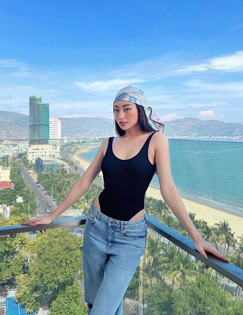 Model Luong Thuy Linh also picks a bikini-inspired shirt and mixes it with jeans for her vacation.
