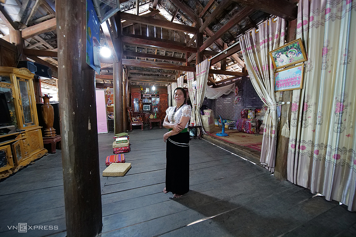 In Na Lay ward, Muong Lay town, Ms. Tong Thi Que, 62 years old, is one of the households with the largest and most beautiful stilt house with a construction area of nearly 300 m2.My house has 5 rooms and 4 main columns. Before building the house, it takes a few years to prepare materials, only a few months to build. The roof uses more than 4,000 pieces of black stone. Black stone is exploited by people in the mountains along the Da River. Stone roofs are very durable, almost never having to be replaced. Often the wood breaks down before the stone, said Ms. Que.