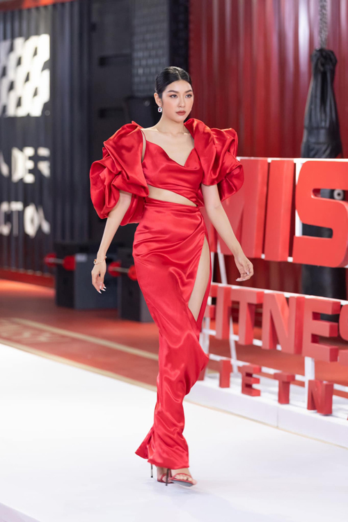 Thuy Van uses a skirt that touches her hips with a diagonal cut to refresh her image when she is a judge of the Miss Sports contest.