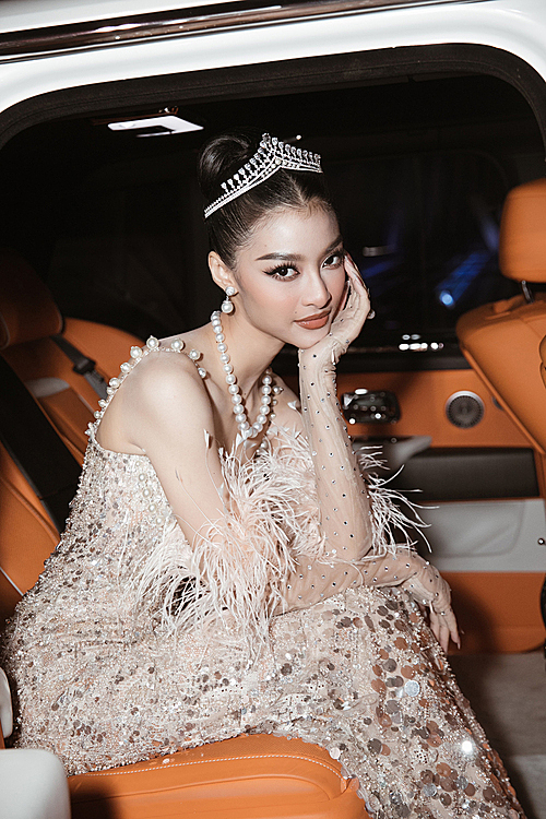 Singer Kieu Loan wears gloves with decorative ostrich feathers. Photo courtesy of Tuong Loan.