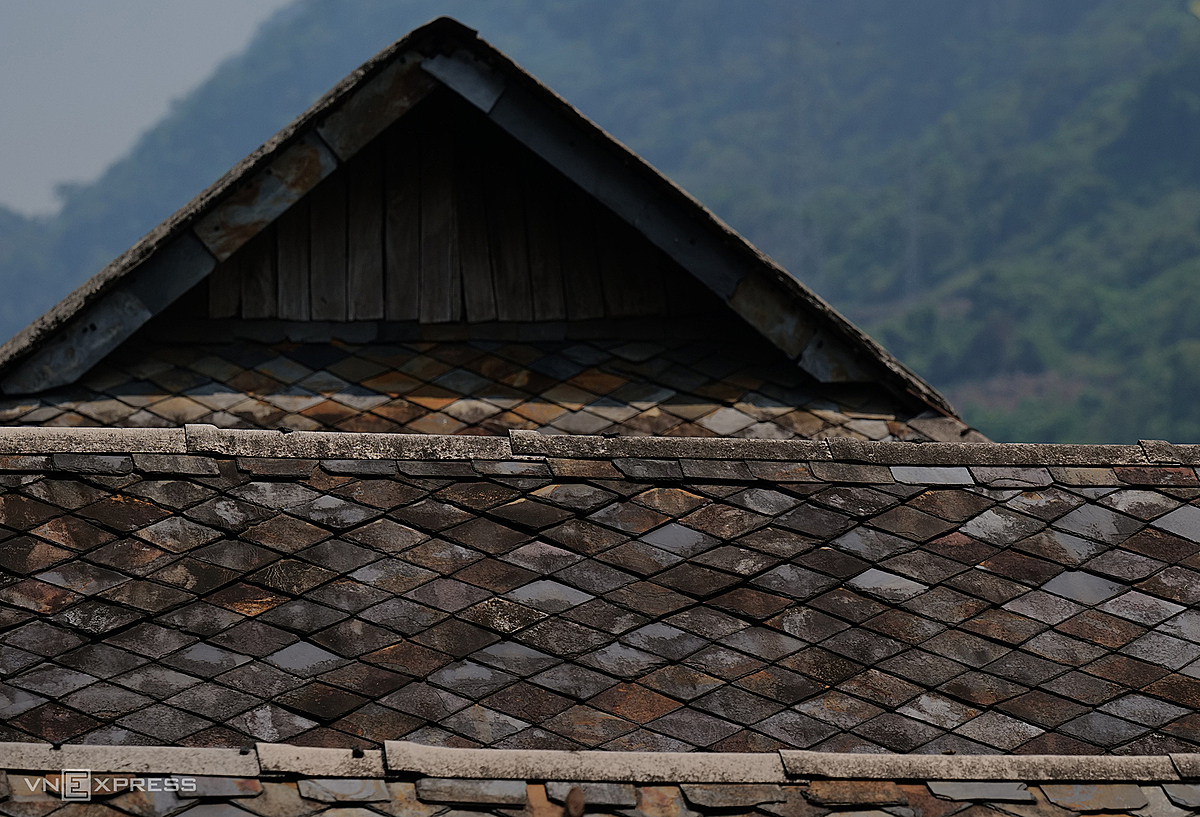 The stone used for roofing on stilts has many colors of black, brown, yellow, five-color... in which the black stone is the hardest.