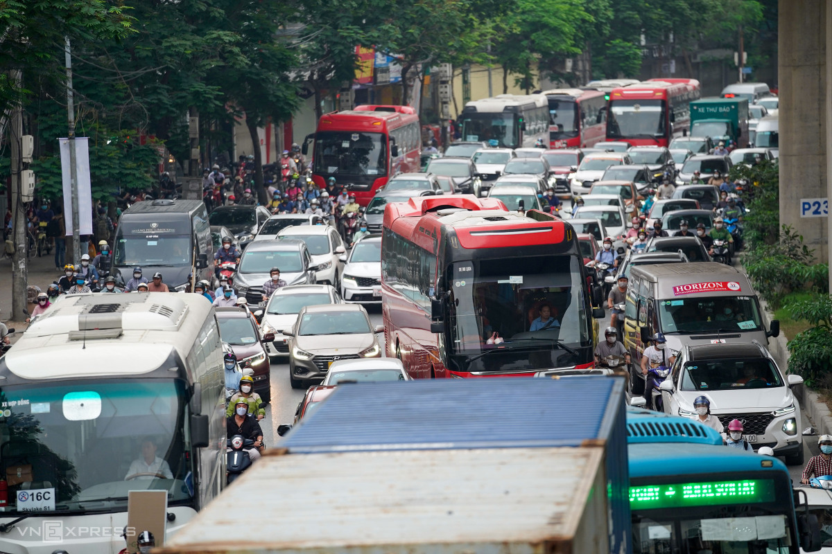 On the morning of April 29, Ho Tung Mau Street is packed with streams of vehicles.Nam, a coach driver, said it was extremely stressful for him to travel through this area during rush hour. Despite his efforts to arrive early, he frequently has to apologize to customers for late pickups.