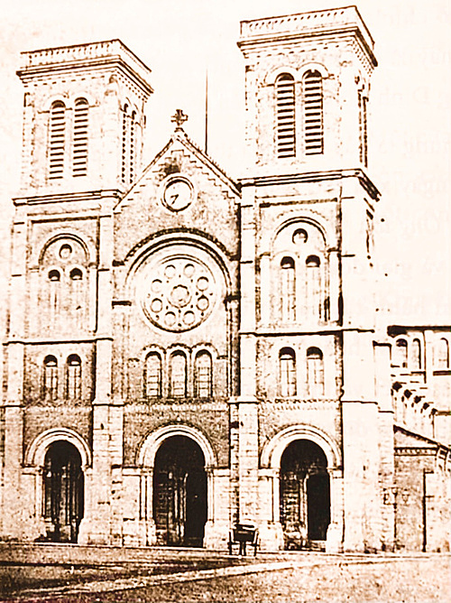 A corner of Notre Dame Cathedral in Saigon - the work described by Baurac as the most beautiful in Saigon at that time. When it was completed in 1882, the church did not have a bell tower. Two pointed bell towers more than 57 m high were added in 1895, for a long time becoming the highest point in the city. At that time, tourists who came to Saigon by sea, from afar, saw the roof of the church first.  In the book, Baurac concludes: Cochinchine is one of the best countries to live in, but its very expensive. In Saigon, the true city of civil servants, there are no furnished apartments, but guests. Singles hotels and empty houses for others... All in all, life is pretty fun here, but after a very short time, people get tired of the endless variety of dishes being served. to satisfy their appetite. Soon, people go to eateries, then return to hotels and so on. The rent and meals are about 150 to 160 francs a month.