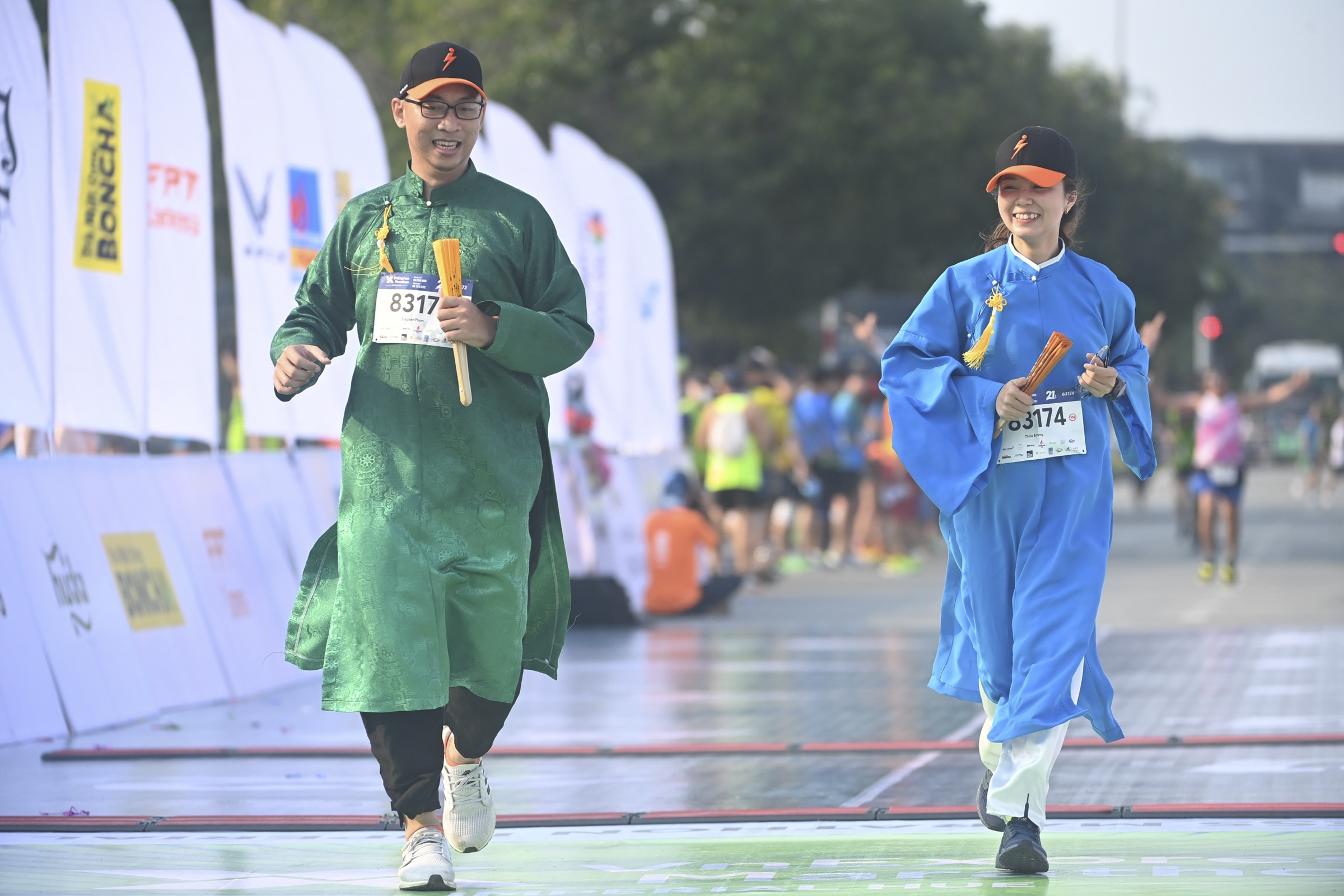 A couple wore the traditional Vietnamese traditional costume ao dai for their marathon run.