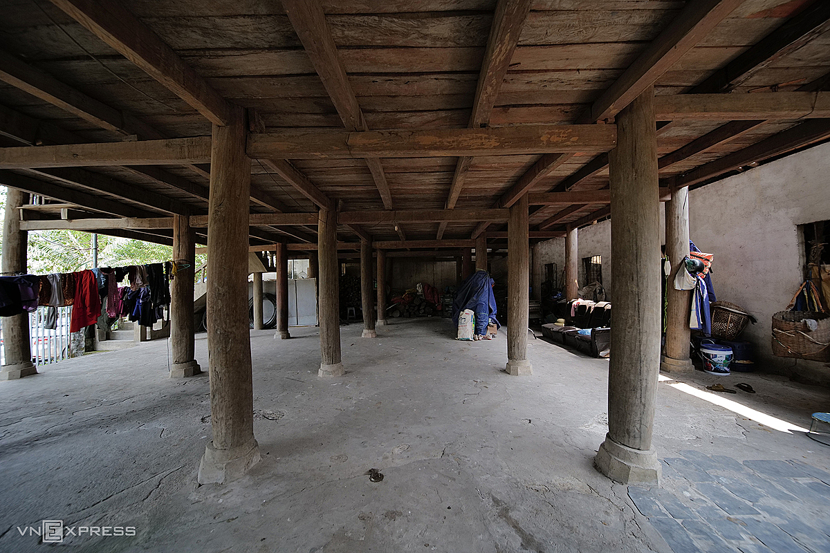 Traditional Thai stilt houses used to be on the first floor to raise cattle and chickens, but now all have been moved out. This space is for threshing machines, drying agricultural products... and kept clean and ventilated.