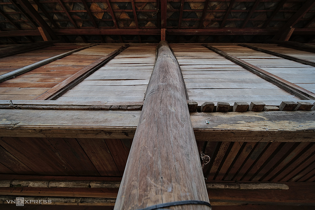 In order to support the stone roof weighing a ton, the frame is always made of dozens of big trees. The system of beams, trusses, columns, braces, pedestals... creates a strong and cohesive connection.