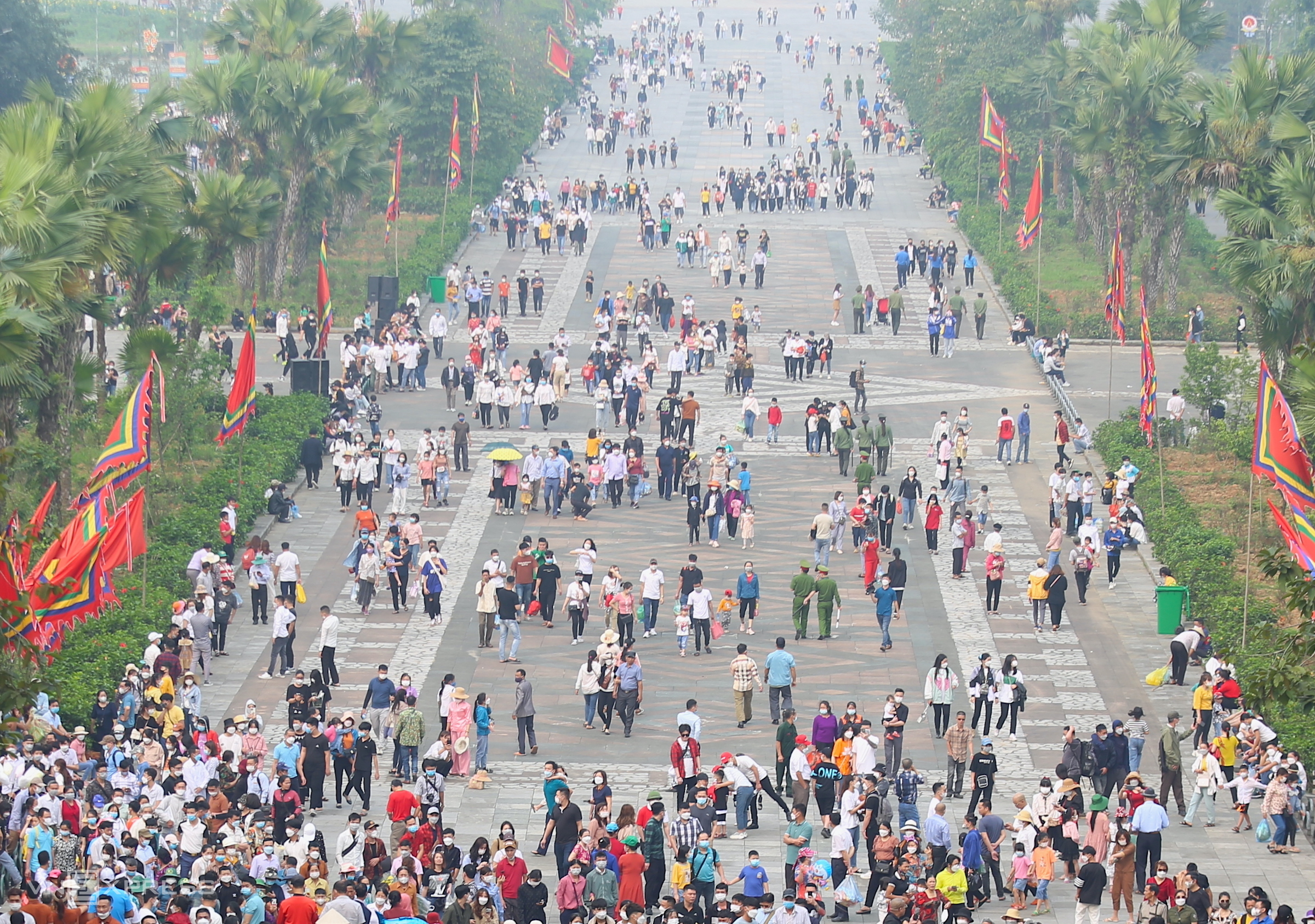 Groups of pilgrims outside the temple Sunday morning. After a three-year hiatus due to the Covid-19 pandemic, Phu Tho authorities resumed ceremonial activities for the festival this year, instead of organizing basic rituals without crowds as they did in 2019, 2020 and 2021.   This year, the festival will include many attractions including water puppet shows, exhibitions and firework displays.