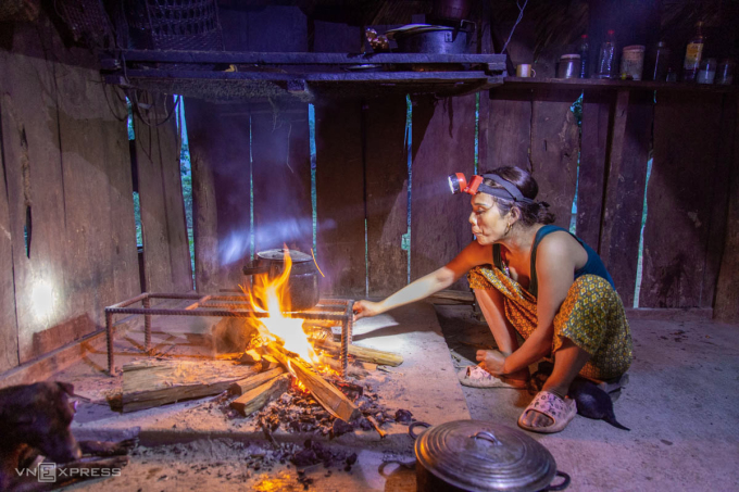Ho Thi Thu cooks food using an open stove since there is no electricity in her kitchen. Photo by VnExpress/Hoang Tao