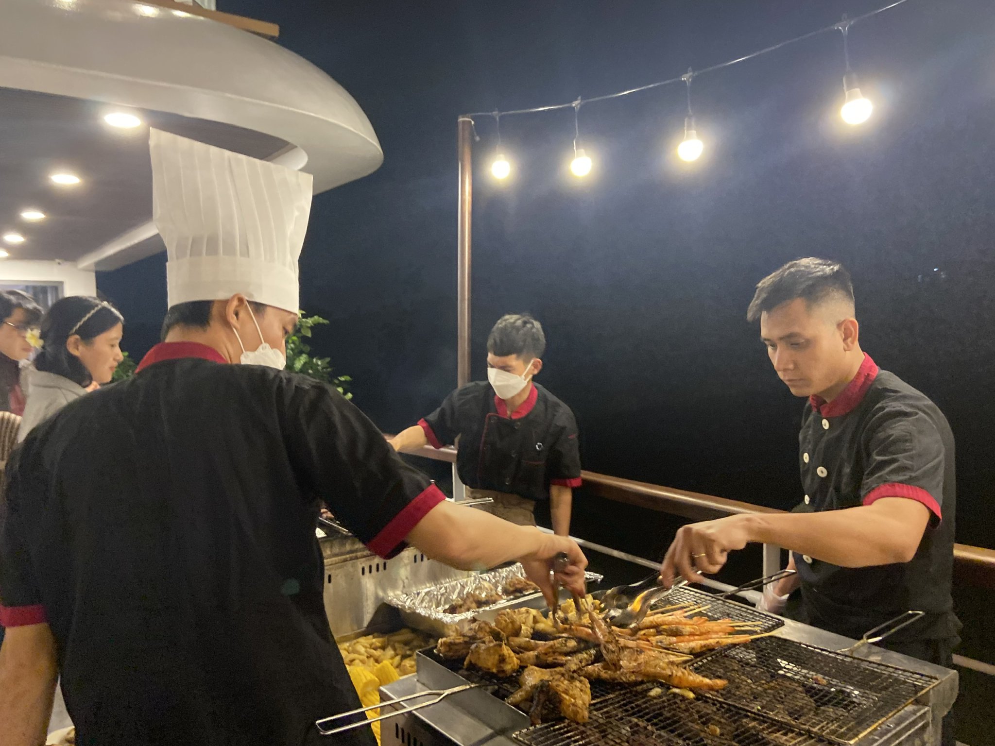 Chefs serve guests with outdoor BBQ party on the cruise. Photo by VnExpress/Lan Huong