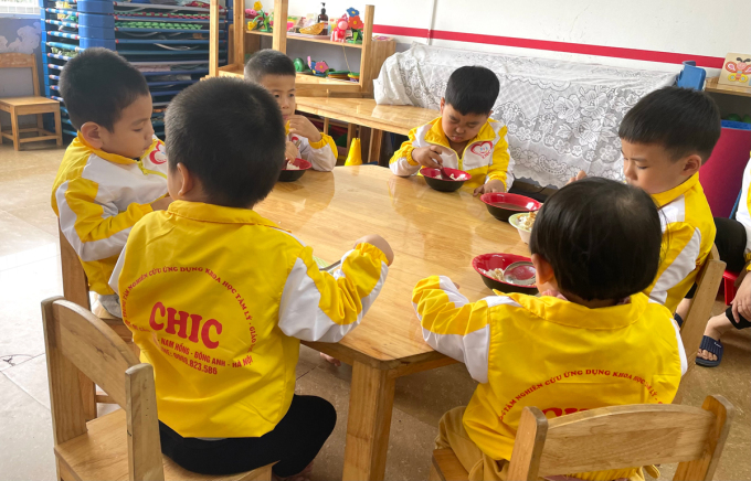 Autistic children have lunch at a special education school in Hanois Dong Anh District on March 29, 2022. Photo by VnExpress/Phan Duong