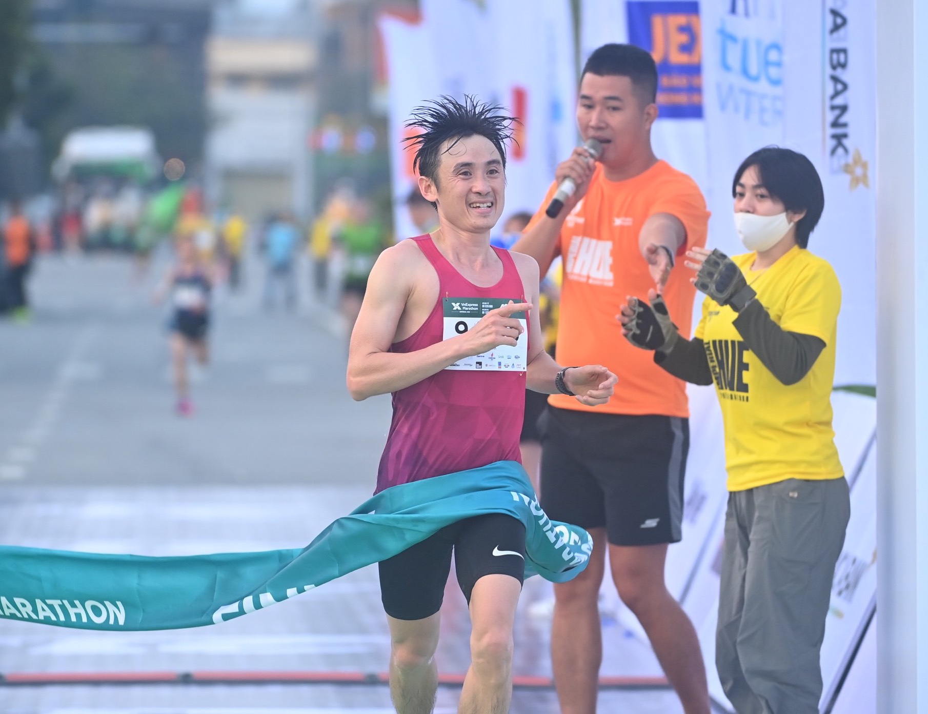 Bui The Anh (L) finishes first among men in the full marathon at VM Hue, April 10, 2022. Photo by VnExpress