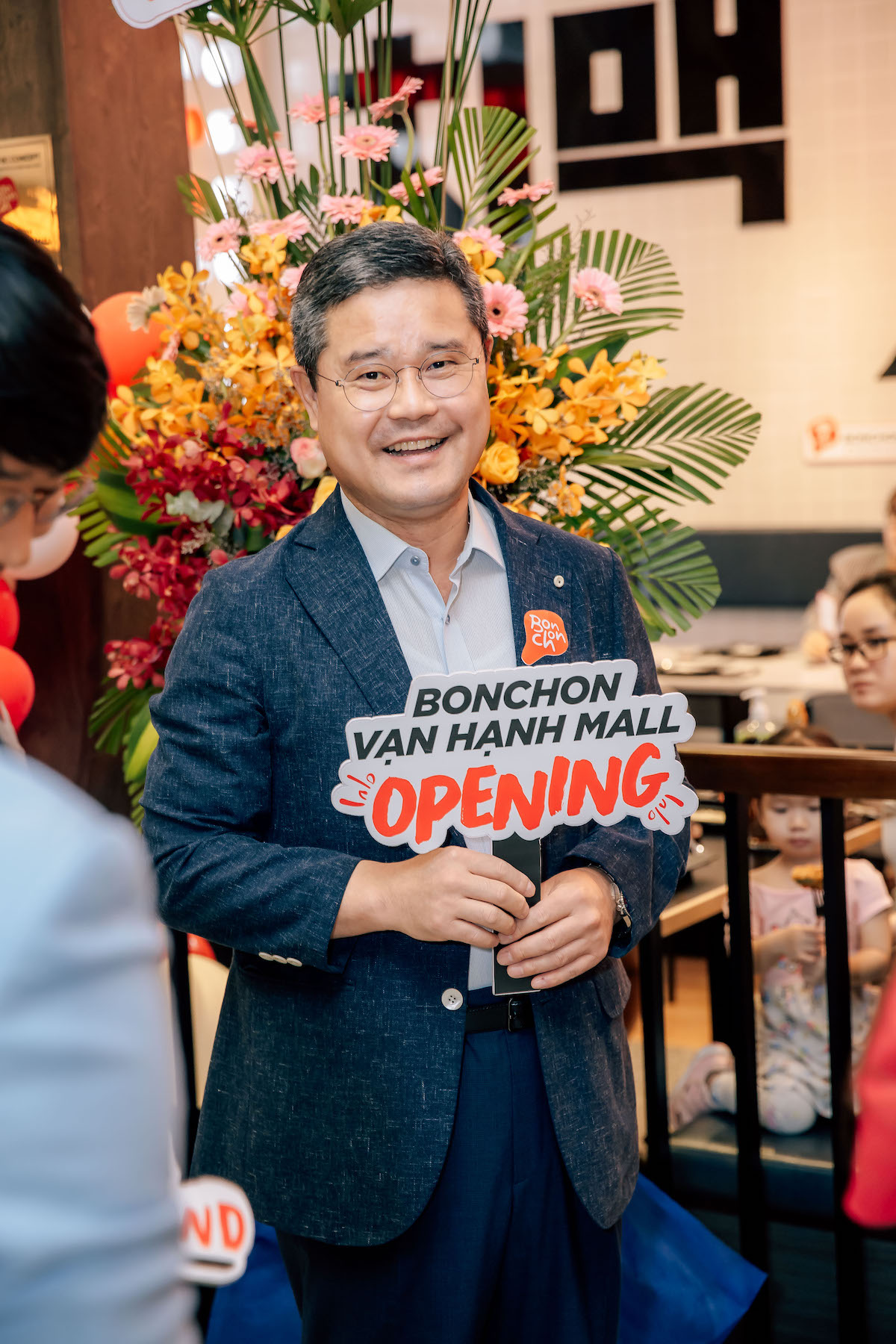 Chairman Seo Jinduk attended the Bonchon Van Hanh Mall’s grand opening. Photo by Bonchon