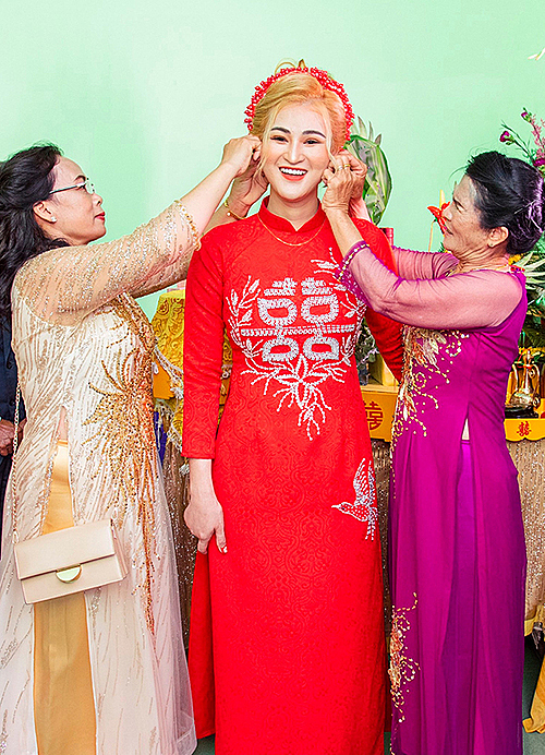 Birth and soon-to-be mother-in-law put on earrings for Ai during the engagement ceremony. Photo courtesy of Ai