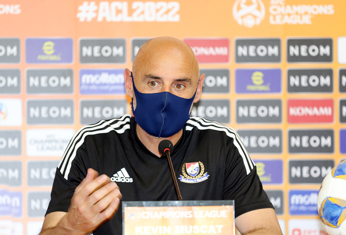 Head coach Kevin Muscat talks to media at a press conference in HCMC on April 15, 2022. Photo by VnExpress/Duc Dong