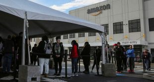 Amazon workers in New York vote to unionize in US first