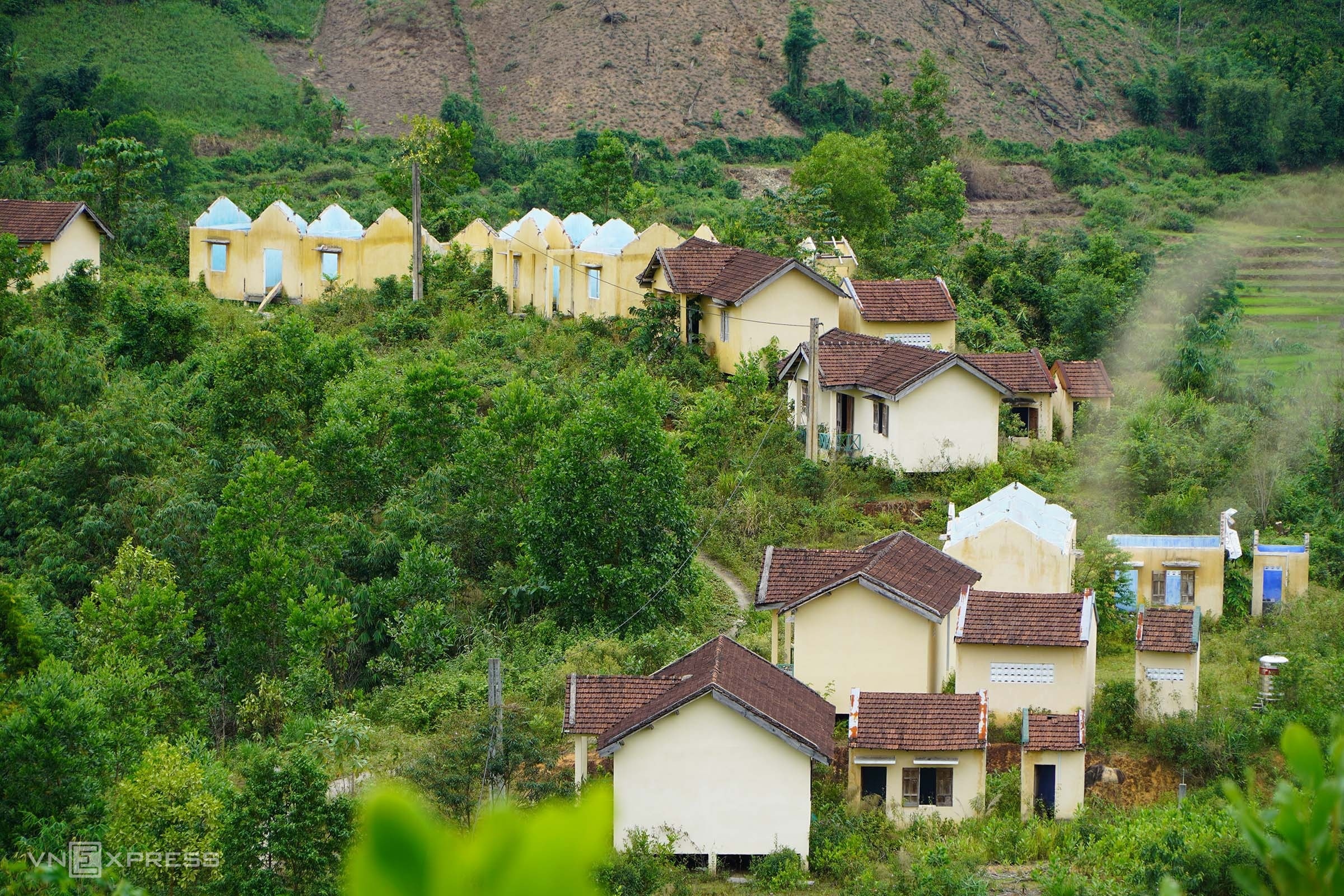 Resettlement houses for villagers affected by the Dak Drink hydropower plant on a mountain. Photo by VnExpress/Tran Hoa