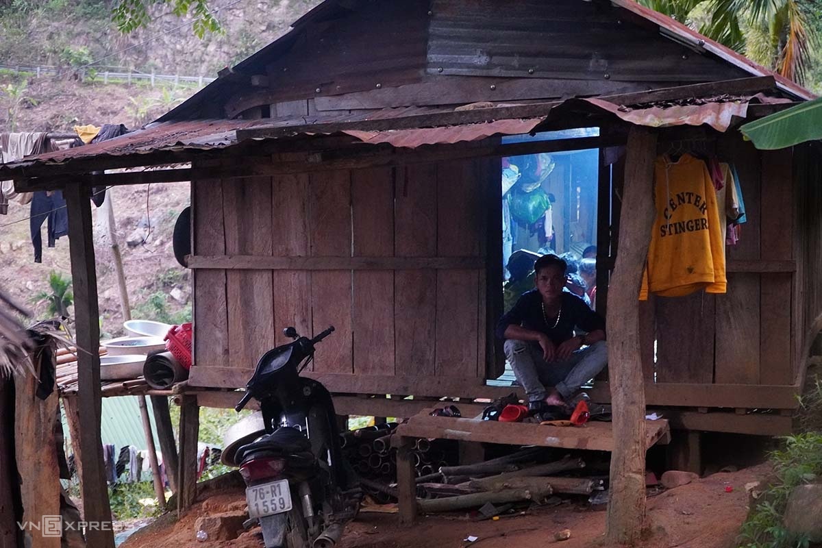 A Kho sits in his makeshift house, where he lives with his wife and two children, next to the Dak Drink hydropower plant, April 2022. Photo by VnExpress/Tran Hoa