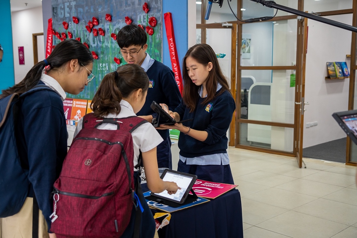 Sungwoo (left) and Ha Minh (right) gathered signatures on a petition supporting children’s rights at their booth promoting the Sustainable Development Goals as UN Ambassadors of BIS Hanoi in 2020.
