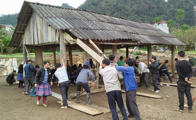 Residents of Long Luong Commune join hands to build a school in 2016. Photo by VnExpress/Khuat Thi Hoa
