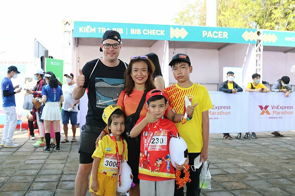 Daniel Gable and his family at VnExpress Marathon Imperial Hue on April 9, 2022. Photo by VnExpress/Hoai Phuong