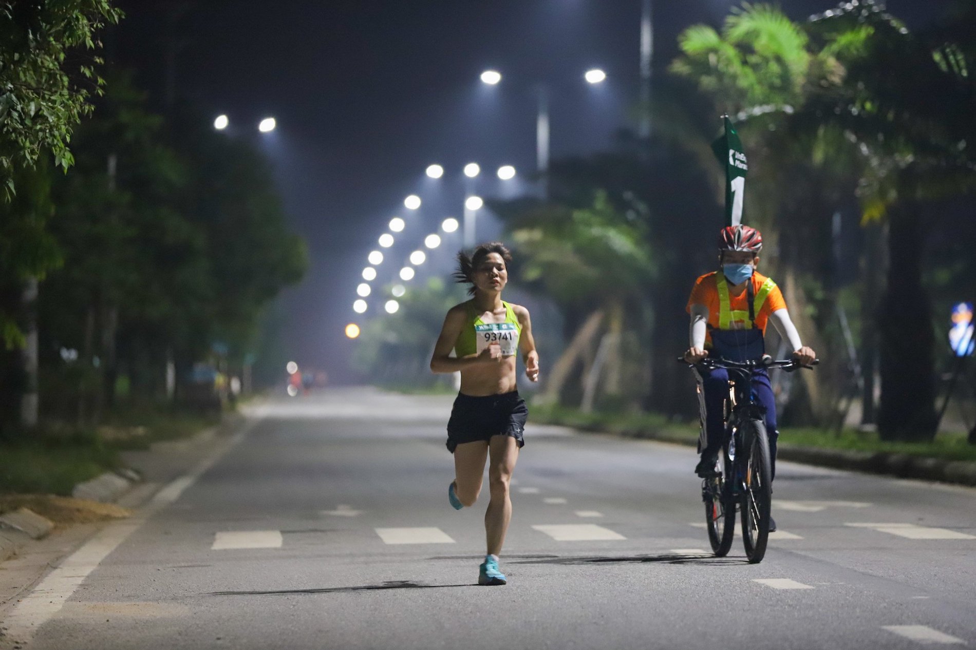 Pham Thi Hue leads among female participants in the full marathon at VM Hue, April 10, 2022. Photo by VnExpress