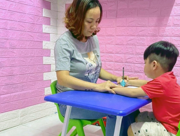 Phuong Thuy teaches her autistic son at home in Phu Quoc Island, southern Kien Giang Province. Photo courtesy of Thuy