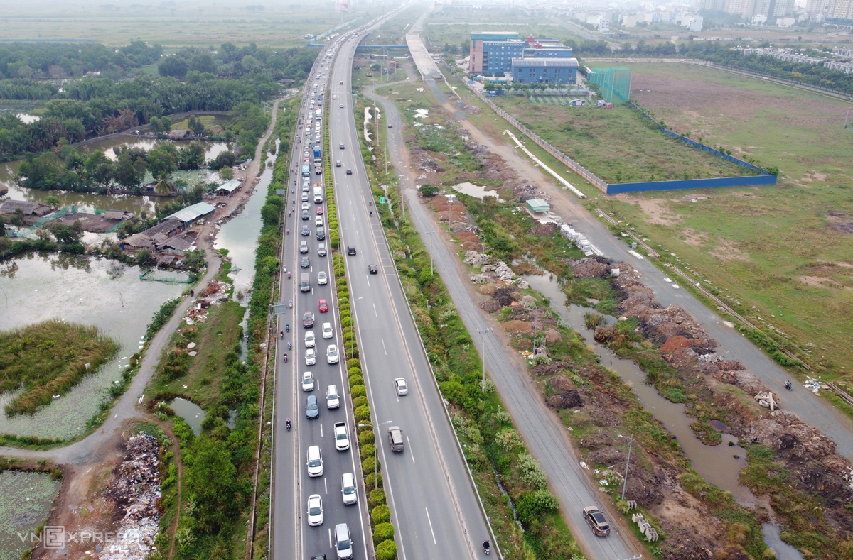 The HCMC - Long Thanh - Dau Giay Expressway and the construction site of the parallel route on its right side in late 2021. Photo by VnExpress/Gia Minh