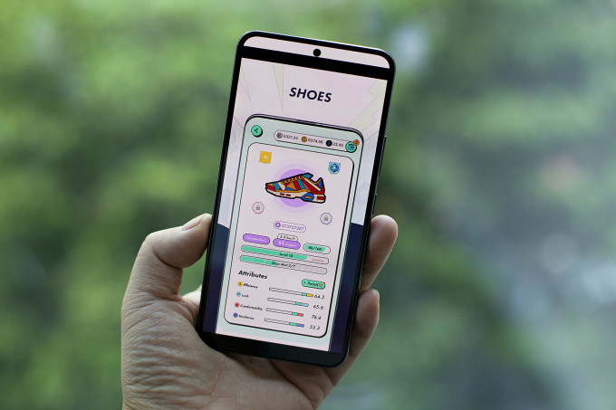 StepN uses need to spend money to buy a pair of NFT shoes on the app to be able to start running and receive crypto rewards. Photo by VnExpress/Khuong Nha
