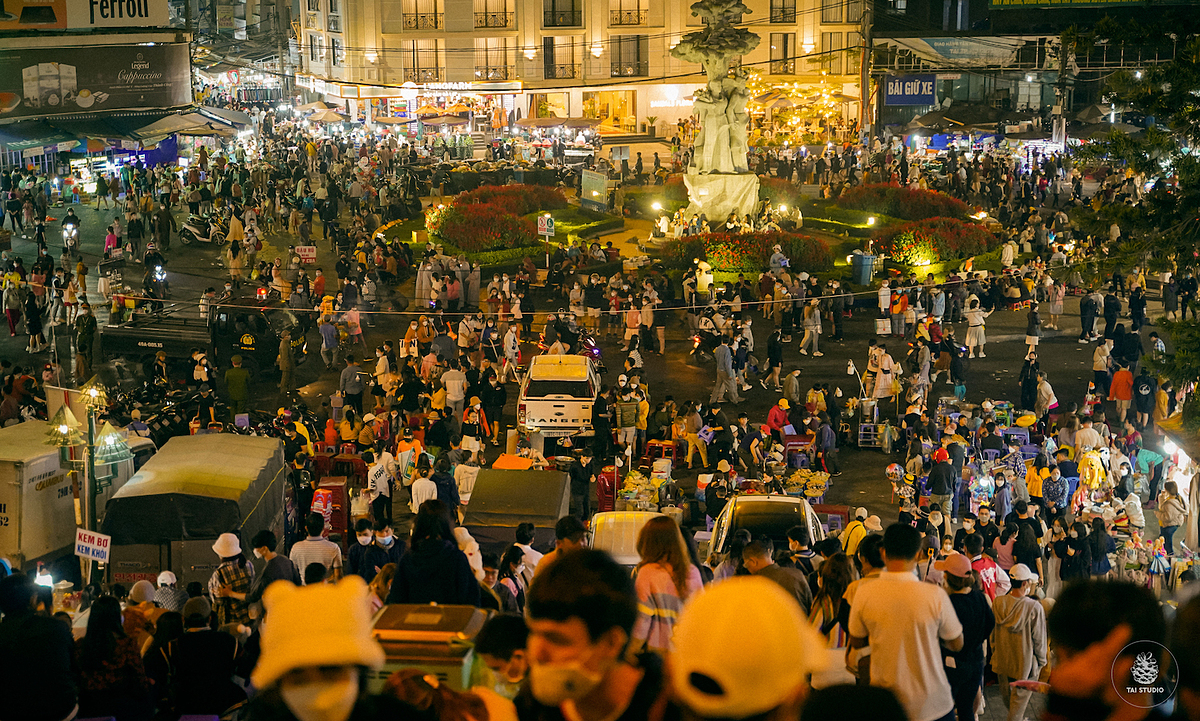 Crowds flood the area near the famous night market in the Central Highlands resort town of Da Lat on April 10, 2022. Photo by Pham Minh Tai