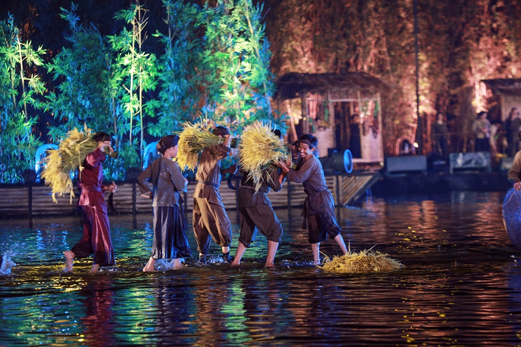 A scene of The Quintessence of Tonkin show at the Thay Pagoda, Hanoi. Photo by VnExpress/Tuan Dao