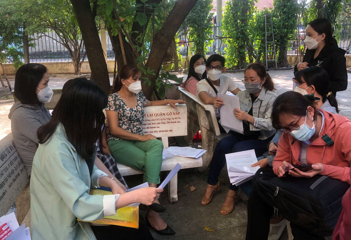 Parents gather to sue an English center in HCMC for owing them money in March 2022. Photo obtained by VnExpress