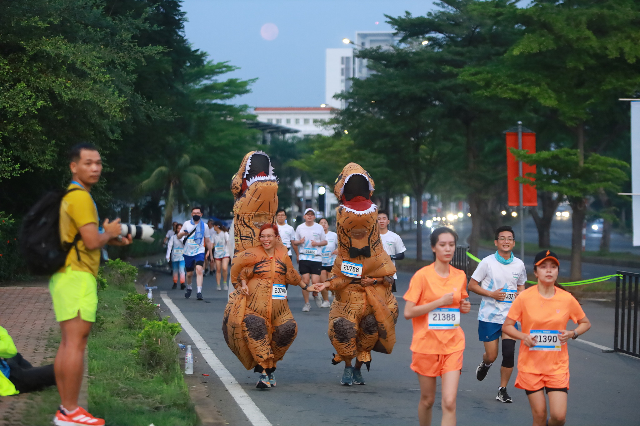 Tran Lai Ngoc Tuyen and her boyfriend in dinosaur costumes at the Salonpas HCMC Marathon, April 17, 2022. Photo courtesy of Tran Lai Ngoc Tuyen