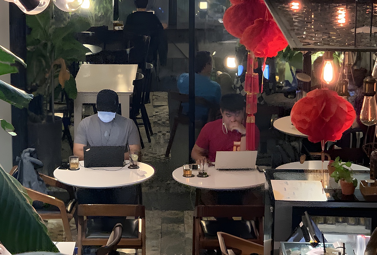 People work through the night at a 24-hour coffee shop in HCMCs District 1 on April 5, 2022. Photo by VnExpress/Thanh Nga
