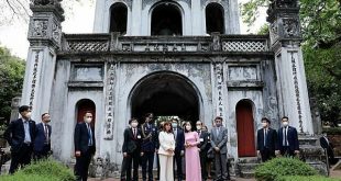 Greek president visits Vietnam's iconic tourist destinations