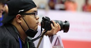 One-handed photojournalist leaves impression at SEA Games 31