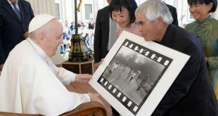 Vietnamese photographer gives pope famous 'Napalm Girl' picture