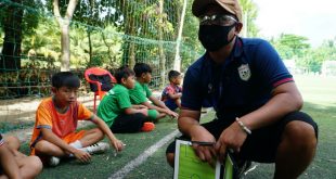 Blind coach nurtures kids' football dream