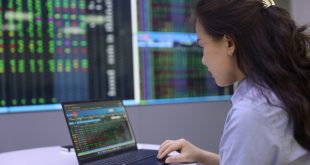 VN-Index gains on last-minute buying