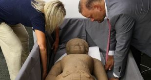 US returns to Cambodia 30 antiquities looted from historic sites