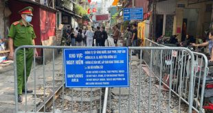 Hanoi sets up barriers along Train Street to prevent tourists' entry