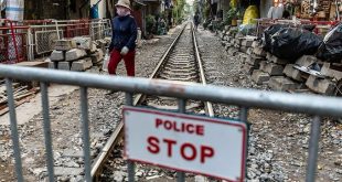 Foreign tourist said to hit by train while taking photos on Hanoi Train Street