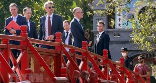 Danish prince takes in Hanoi tourist attractions