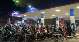 Hanoians swarm gas stations in midnight rush